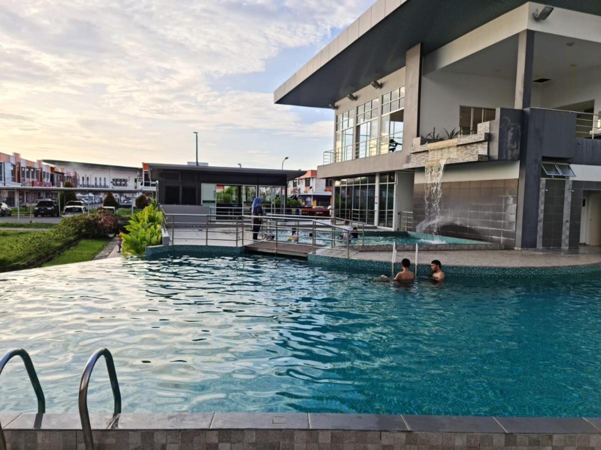 Rhr Deluxe Guesthouse Kinarut Papar Sabah - Pool View Exterior photo